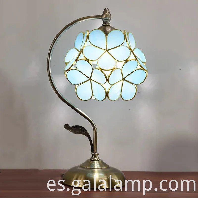 Elegante lámpara de mesa floral para un dormitorio cálido brillo